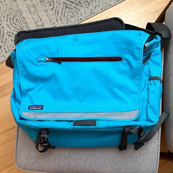 messenger bag similar to patagonia Black Hole Patagonia Half Mass Messenger Bag